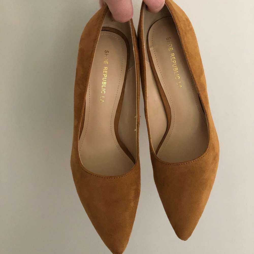 VICI CAMEL COLORED HEELS - SIZE 6